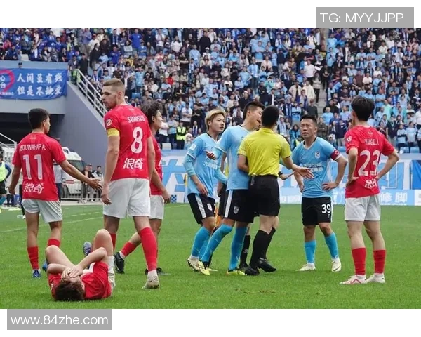 国安与河北华夏激战正酣裁判判罚引发球迷热议与争议